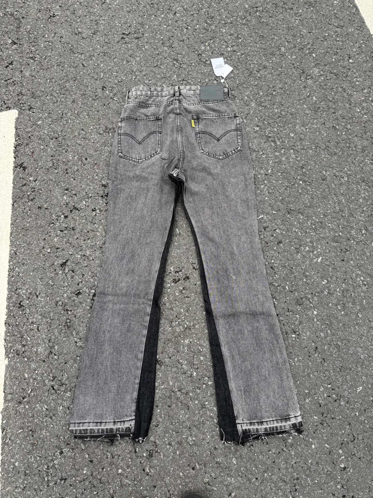 #8212 P246💰 GALLERY DEPT. LA Flared The first generation of Vintage spliced loose washed flared jeans - The original version is purchased and patterned to truly restore the ultimate texture of Vintage - The original hardware accessories, washed and other elevators, QR code analysis are all purchased from the original factory, high degree of restoration, you are welcome to compare with a certain product ~ - Three-dimensional version, loose and comfortable, not picky about the figure, taller and slimmer, factory Seiko, original factory quality control, same style for men and women, can be matched with couples Versatile recommendation: must-have jeans for all seasons - Sizes: 28 30 32 34 36